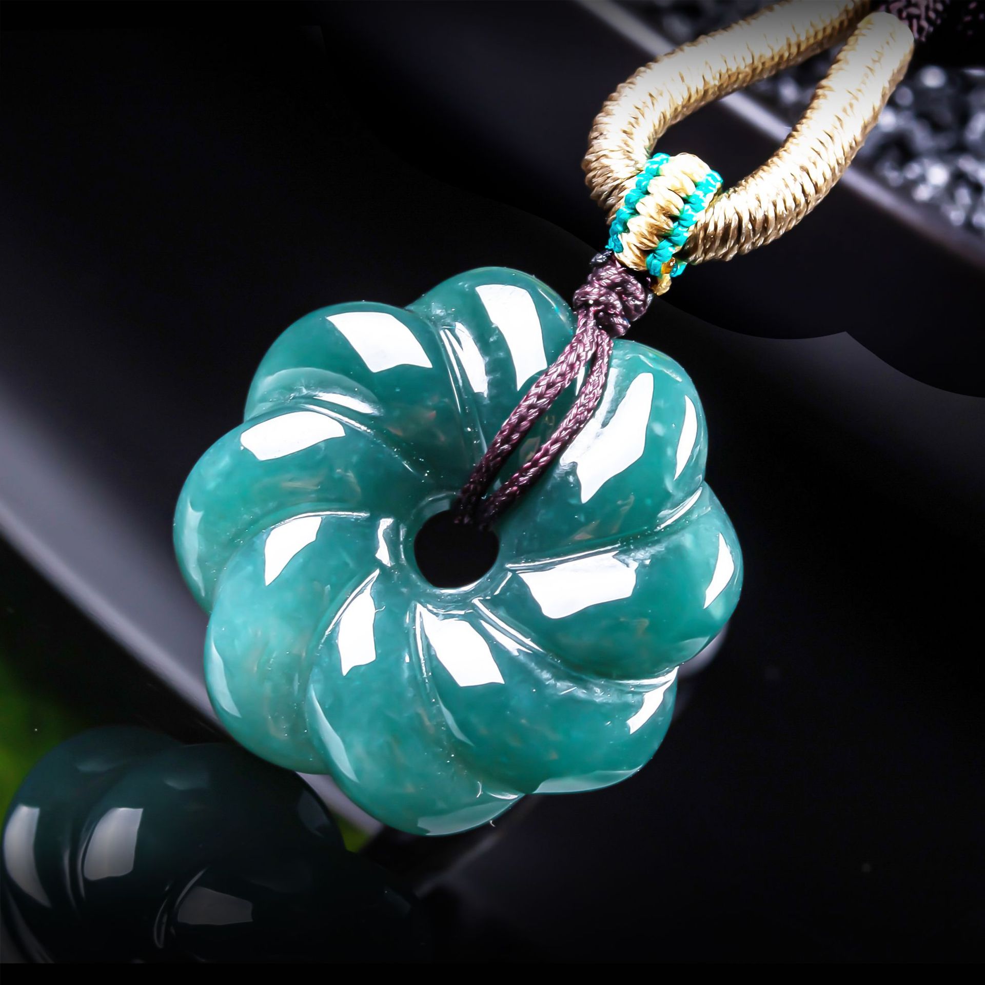 Women Accessories Gift - Натуральный бирманский жадеитовый кулон в форме